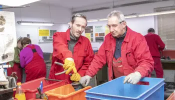 Anleitungskraft gibt Ratschläge für die Zerlegung von Altgeräten