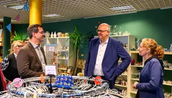 Bremens Bürgermeister Andreas Bovenschulte besucht das neue Sozialkaufhaus in Walle und spricht dort mit Mitarbeitenden. Inmitten von Kleiderständern und Regalen mit Haushaltswaren informiert er sich über die Angebote des Kaufhauses und das Leben im Stadtteil.